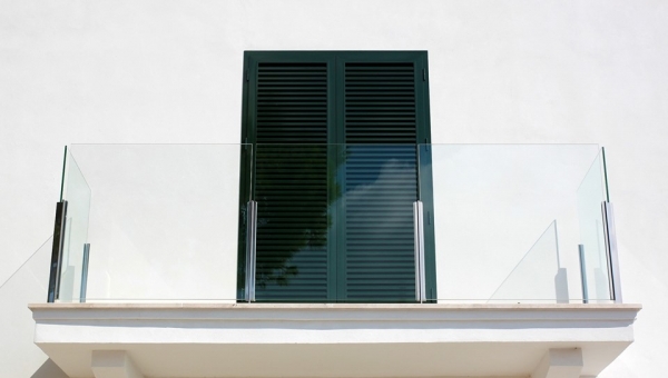 Parapetto in vetro: design e leggerezza visiva