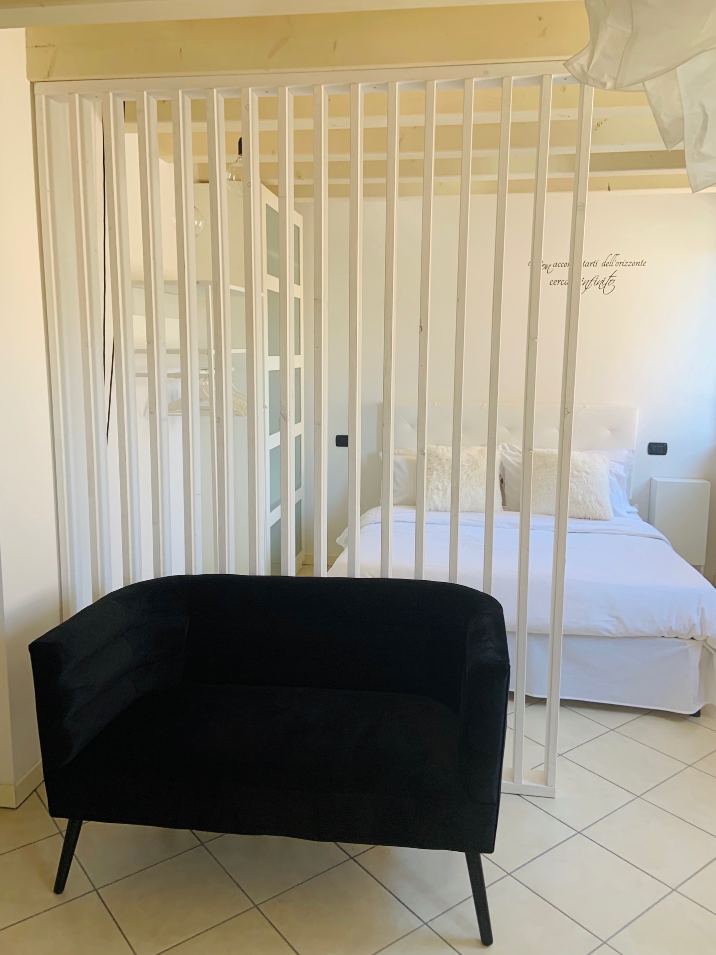 Divisorio in legno: un separè originale per dividere due ambienti